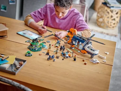 Lego City 60437 Jungleonderzoekers: helikopter bij de basis